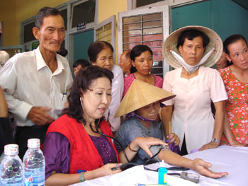 Ministerio de Defensa de Vietnam se solidariza con personas y familias meritorias